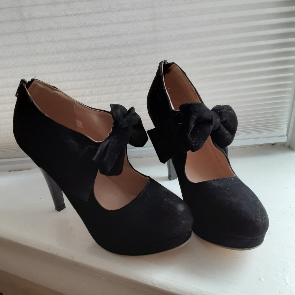 New black bowtie heels/pumps